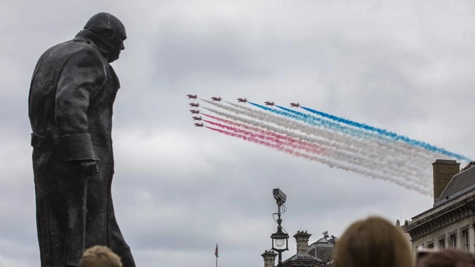 Όλα τα αεροσκάφη της Βρετανικής αεροπορίας πέταξαν για τα 100 χρόνια της RAF – Εντυπωσιακό θέαμα (Εικόνες-Βίντεο)
